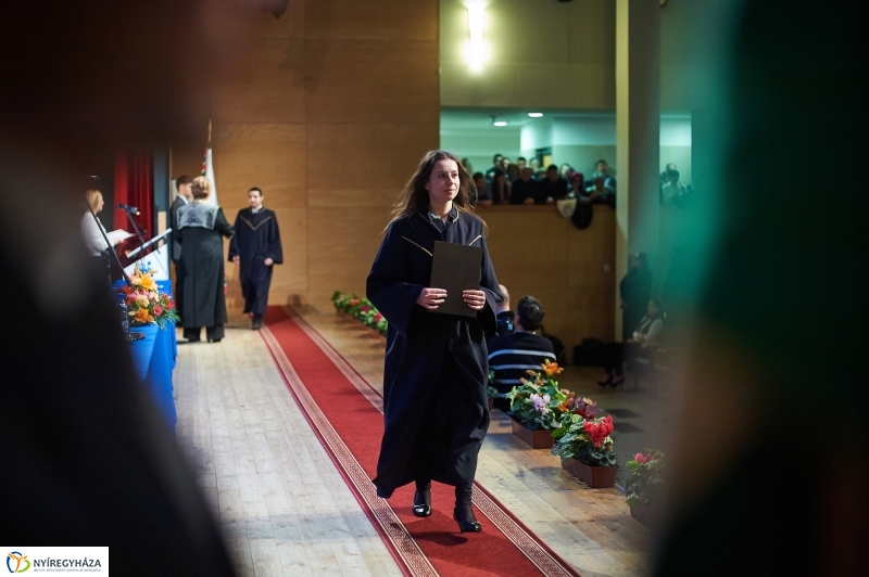Diplomák az egyetemen 2 - fotó Szarka Lajos