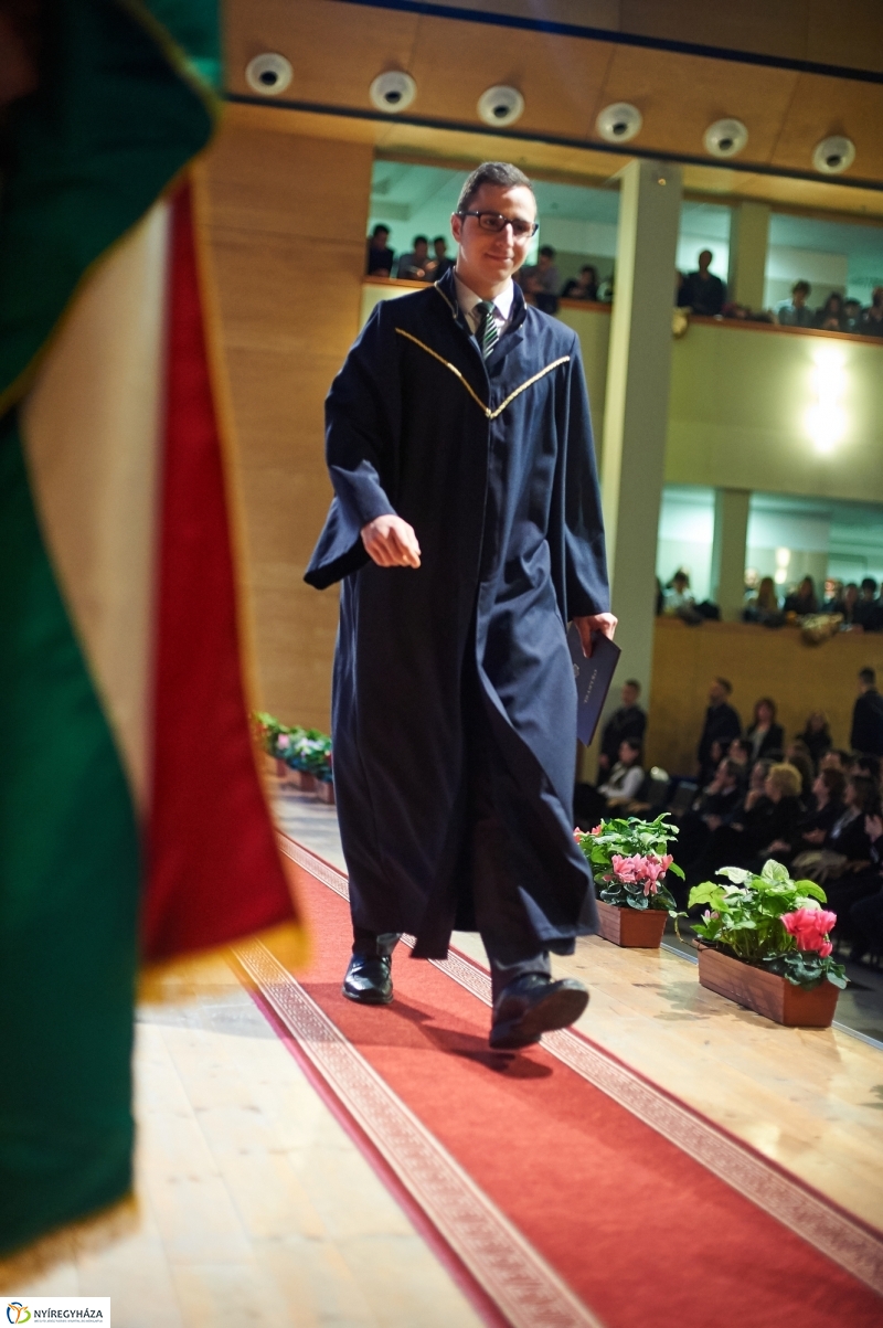 Diplomák az egyetemen 2 - fotó Szarka Lajos