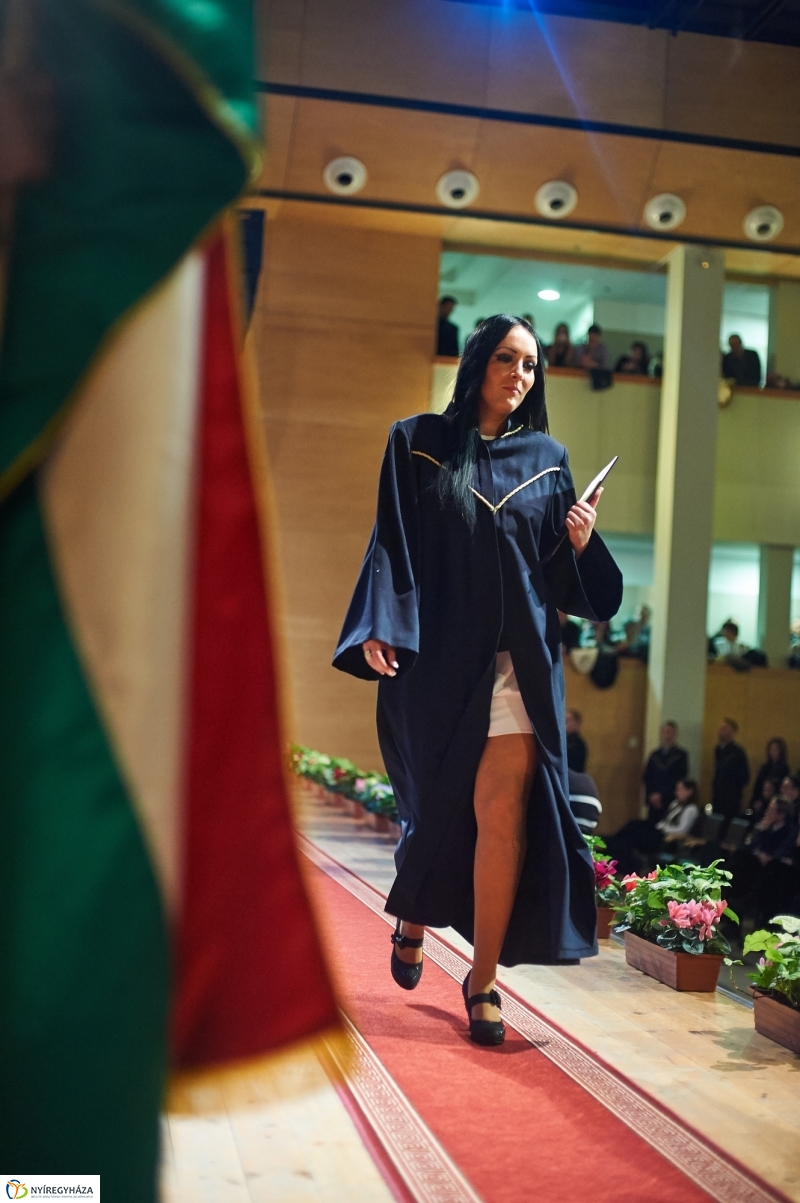Diplomák az egyetemen 2 - fotó Szarka Lajos