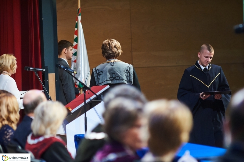 Diplomák az egyetemen 2 - fotó Szarka Lajos