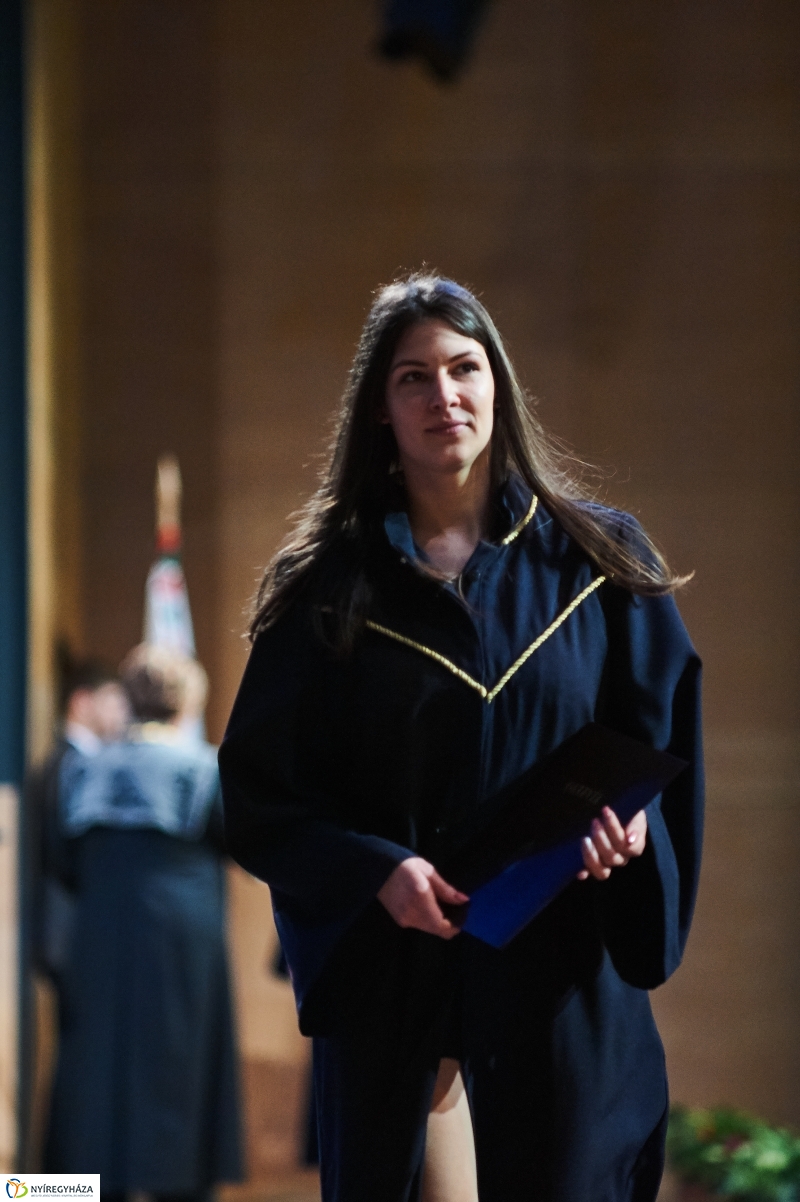 Diplomák az egyetemen 2 - fotó Szarka Lajos