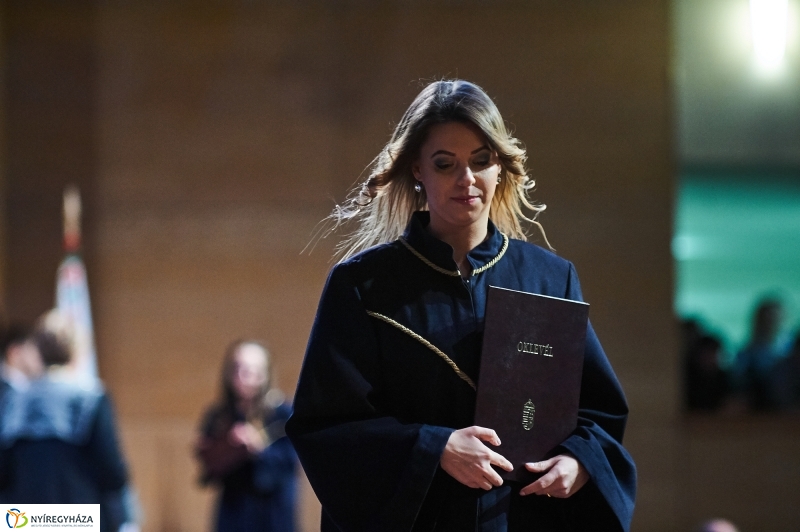 Diplomák az egyetemen 2 - fotó Szarka Lajos