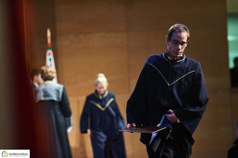 Diplomák az egyetemen 2 - fotó Szarka Lajos