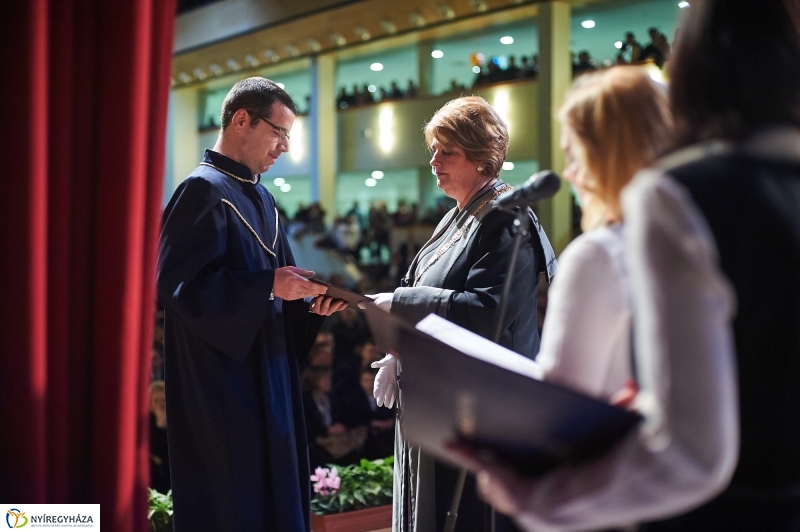 Diplomák az egyetemen 2 - fotó Szarka Lajos