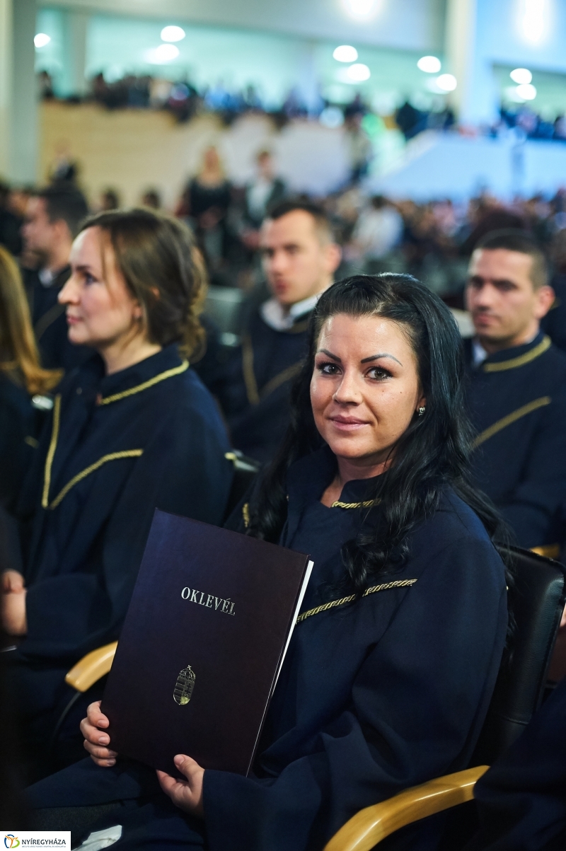 Diplomák az egyetemen 2 - fotó Szarka Lajos