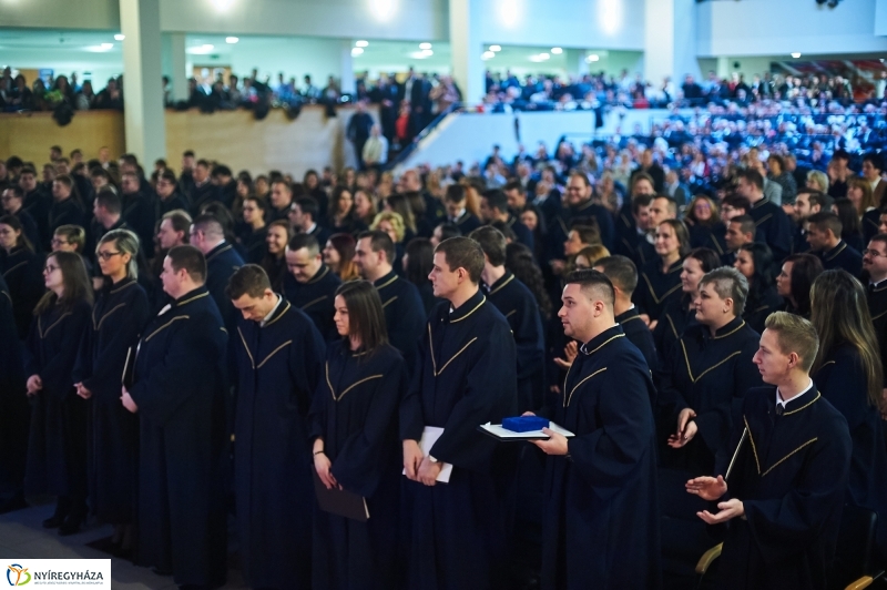 Diplomák az egyetemen 2 - fotó Szarka Lajos