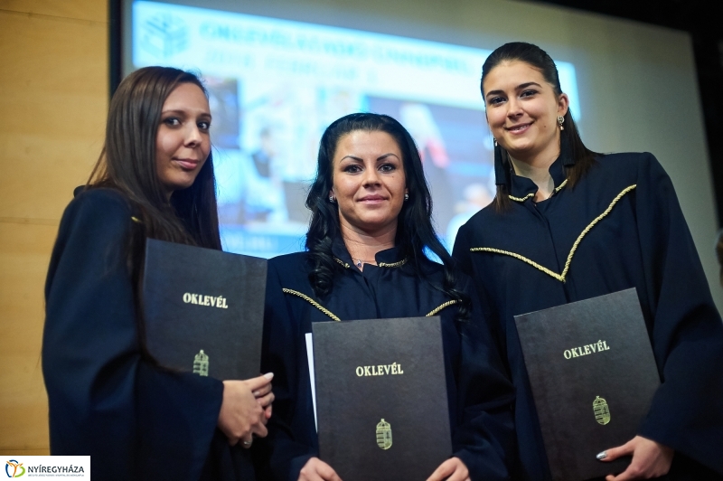 Diplomák az egyetemen 2 - fotó Szarka Lajos