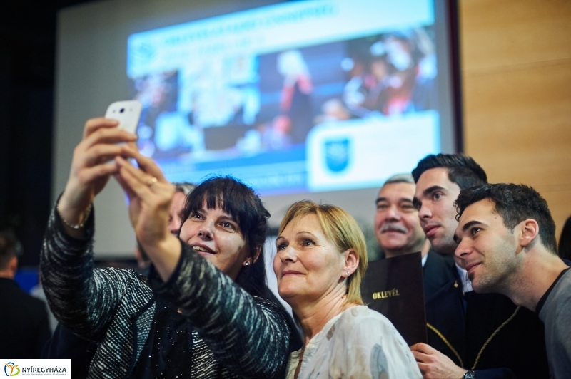 Diplomák az egyetemen 2 - fotó Szarka Lajos