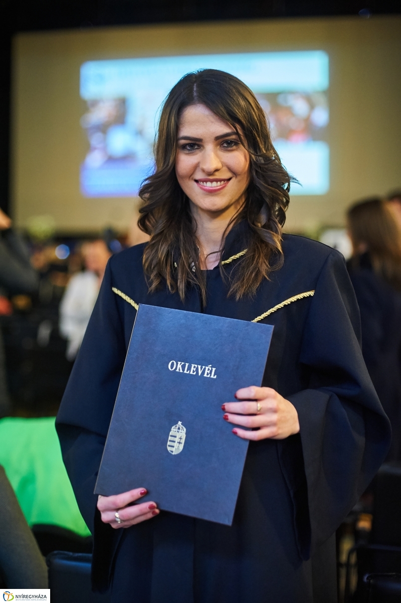 Diplomák az egyetemen 2 - fotó Szarka Lajos