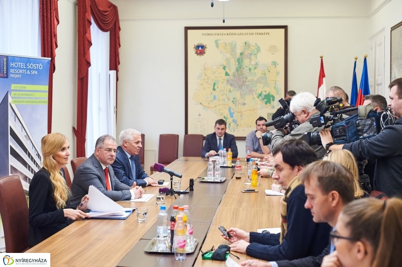 Miniszteri sajtótájékoztató a Városházán - fotó Szarka Lajos