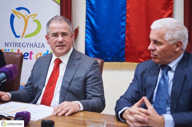 Miniszteri sajtótájékoztató a Városházán - fotó Szarka Lajos