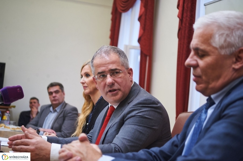 Miniszteri sajtótájékoztató a Városházán - fotó Szarka Lajos