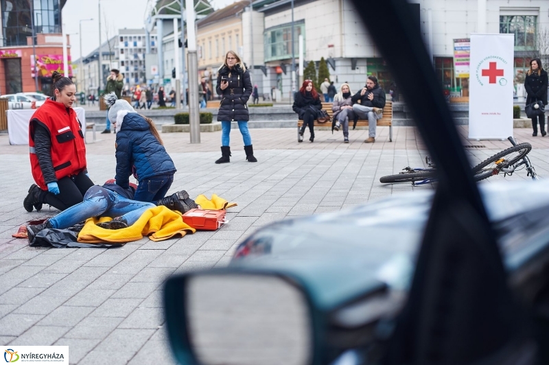Életmentő gyakorlat - fotó Szarka Lajos