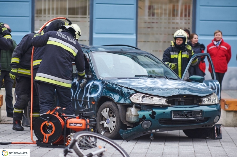 Életmentő gyakorlat - fotó Szarka Lajos