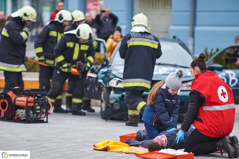 Életmentő gyakorlat - fotó Szarka Lajos
