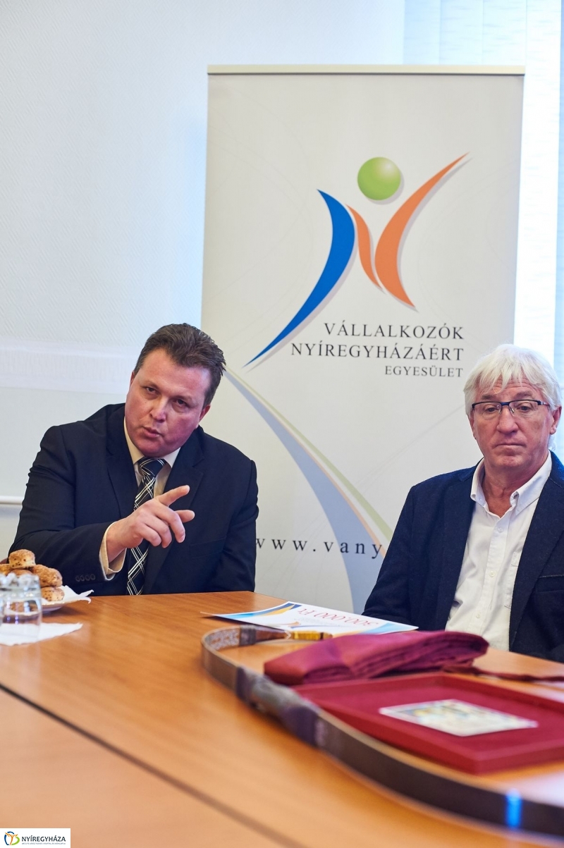 Báli adomány a kórháznak - fotó Szarka Lajos