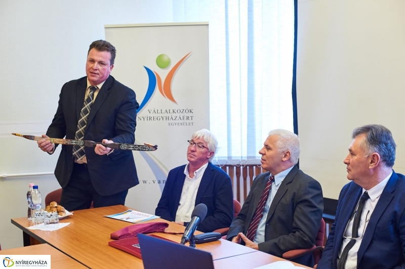 Báli adomány a kórháznak - fotó Szarka Lajos