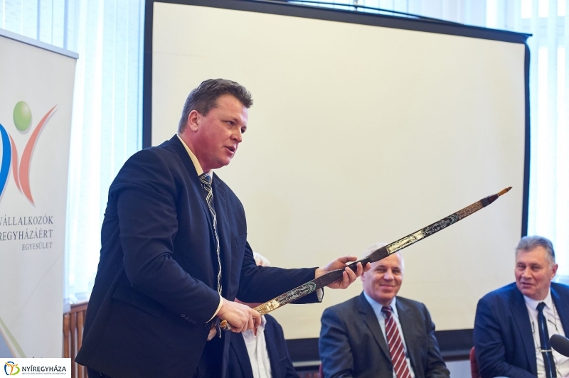 Báli adomány a kórháznak - fotó Szarka Lajos