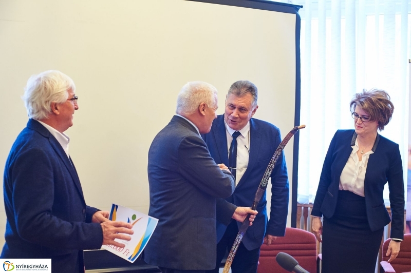 Báli adomány a kórháznak - fotó Szarka Lajos