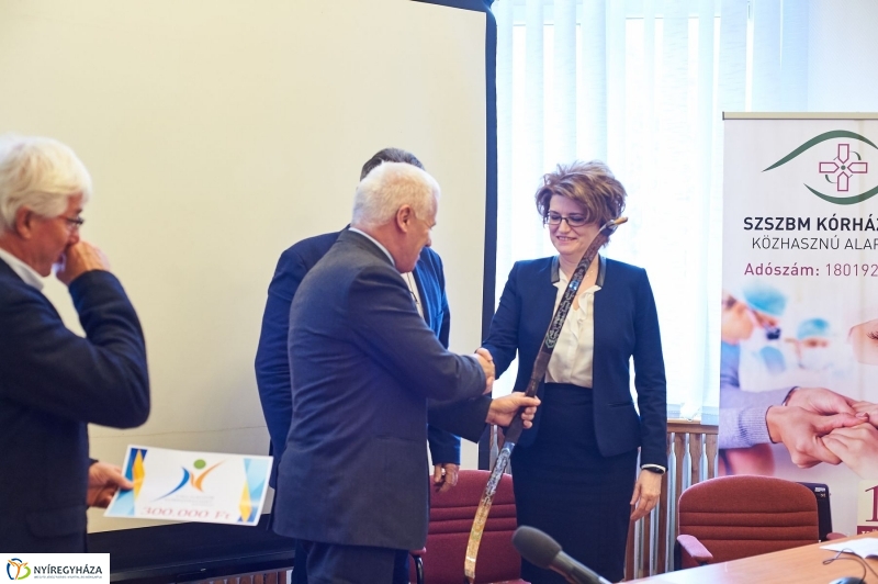 Báli adomány a kórháznak - fotó Szarka Lajos