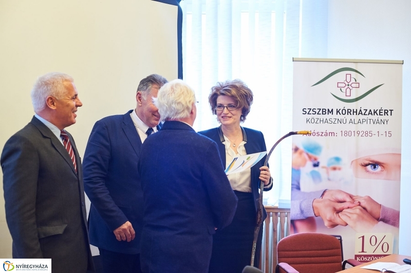 Báli adomány a kórháznak - fotó Szarka Lajos