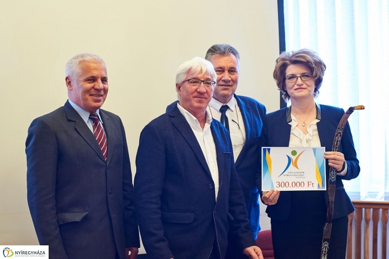 Báli adomány a kórháznak - fotó Szarka Lajos