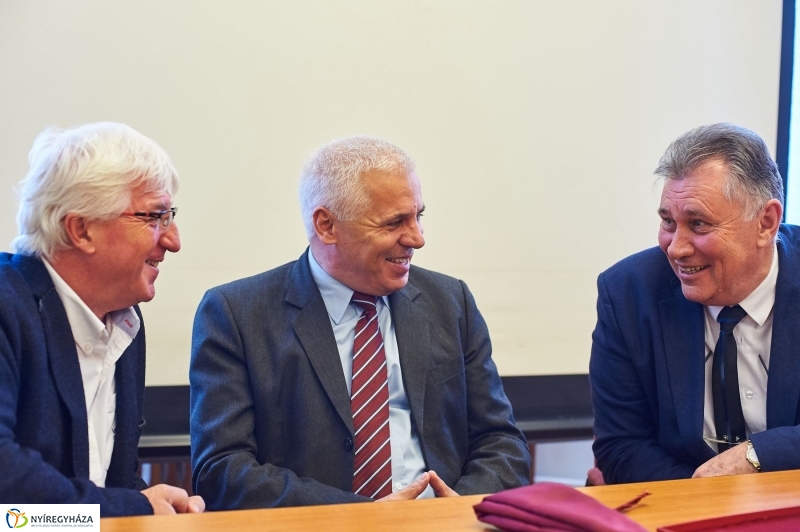 Báli adomány a kórháznak - fotó Szarka Lajos