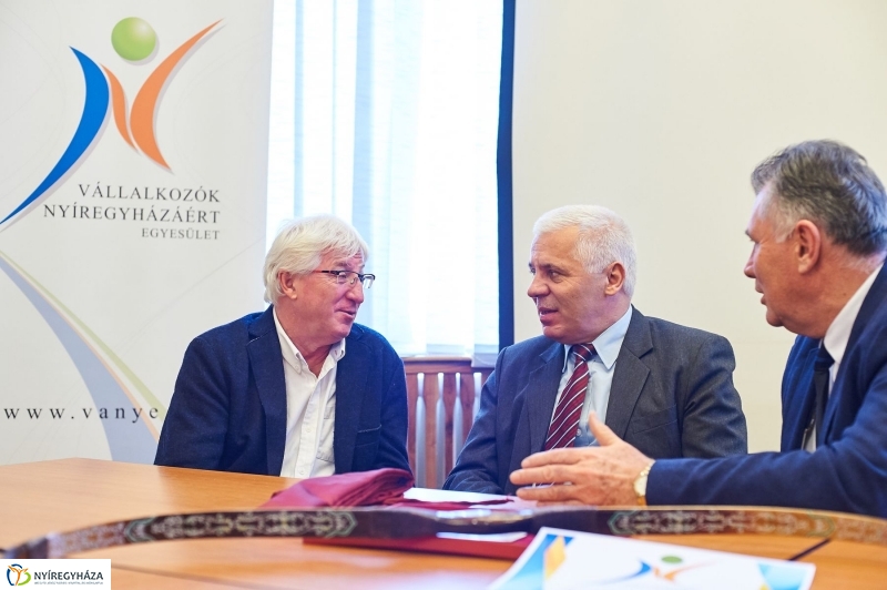 Báli adomány a kórháznak - fotó Szarka Lajos