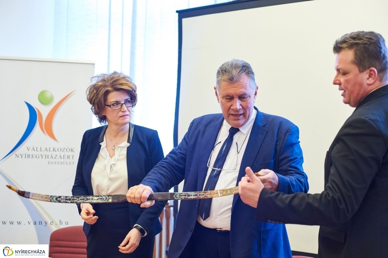 Báli adomány a kórháznak - fotó Szarka Lajos