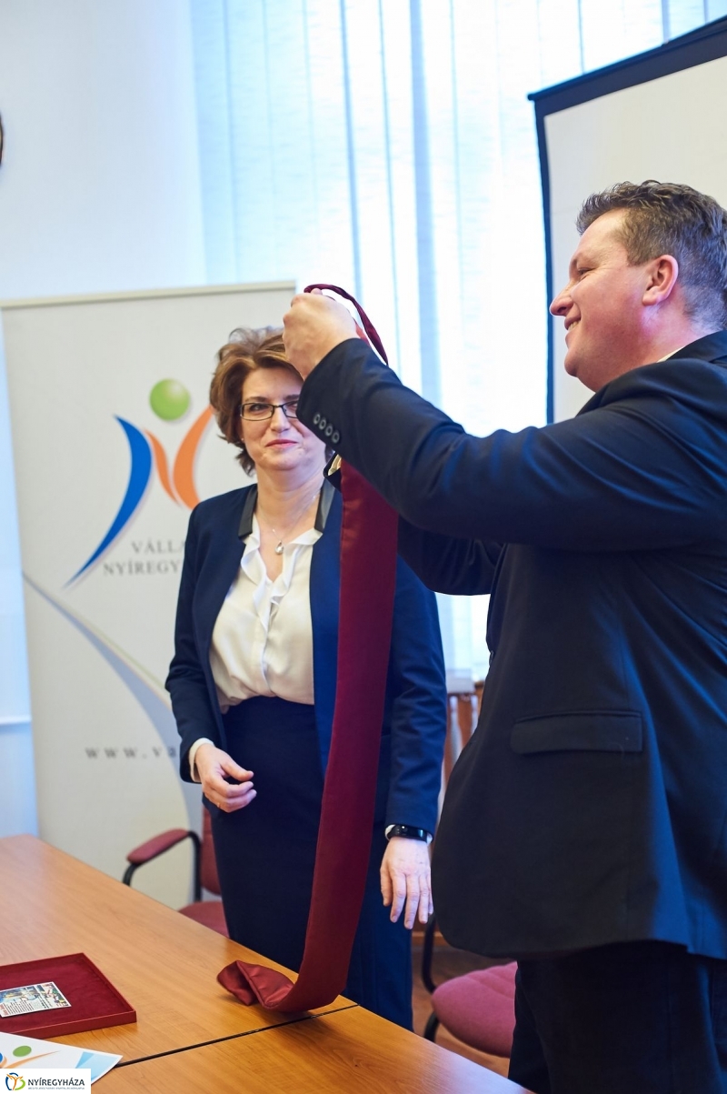 Báli adomány a kórháznak - fotó Szarka Lajos