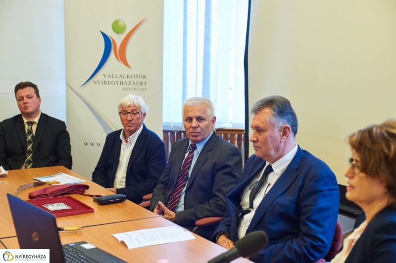 Báli adomány a kórháznak - fotó Szarka Lajos