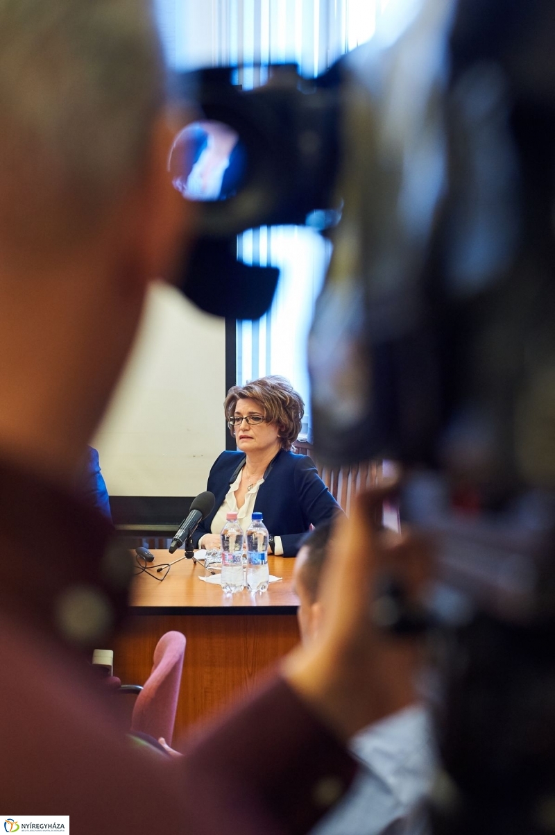 Báli adomány a kórháznak - fotó Szarka Lajos