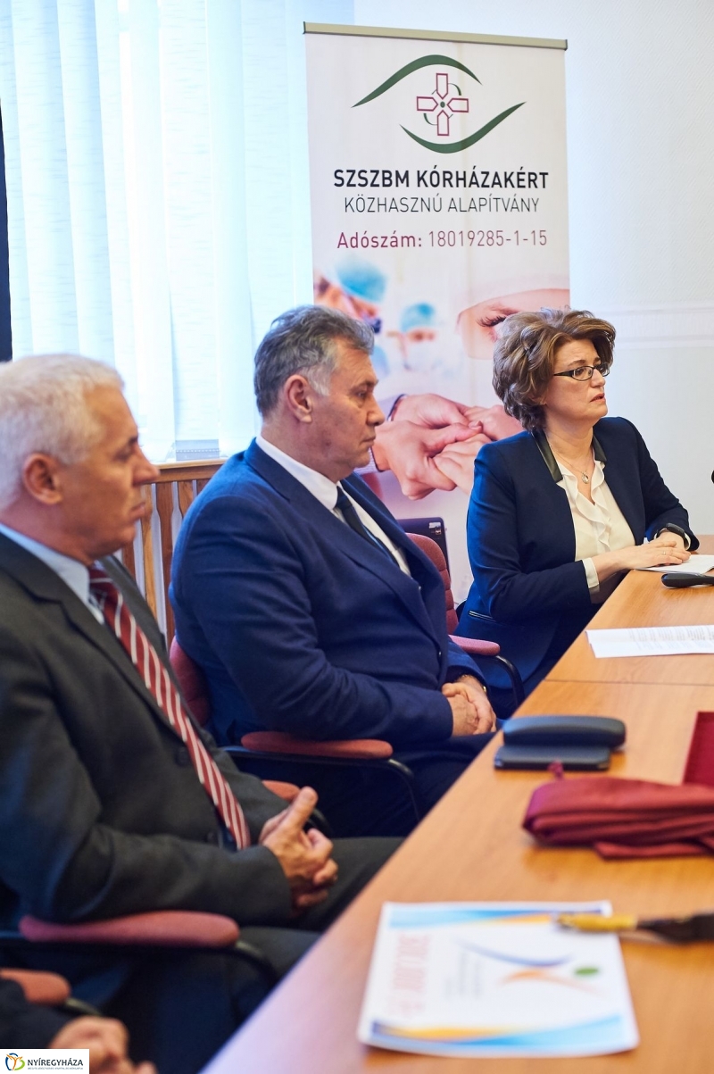 Báli adomány a kórháznak - fotó Szarka Lajos