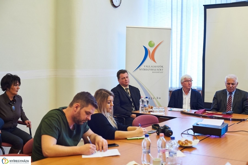 Báli adomány a kórháznak - fotó Szarka Lajos