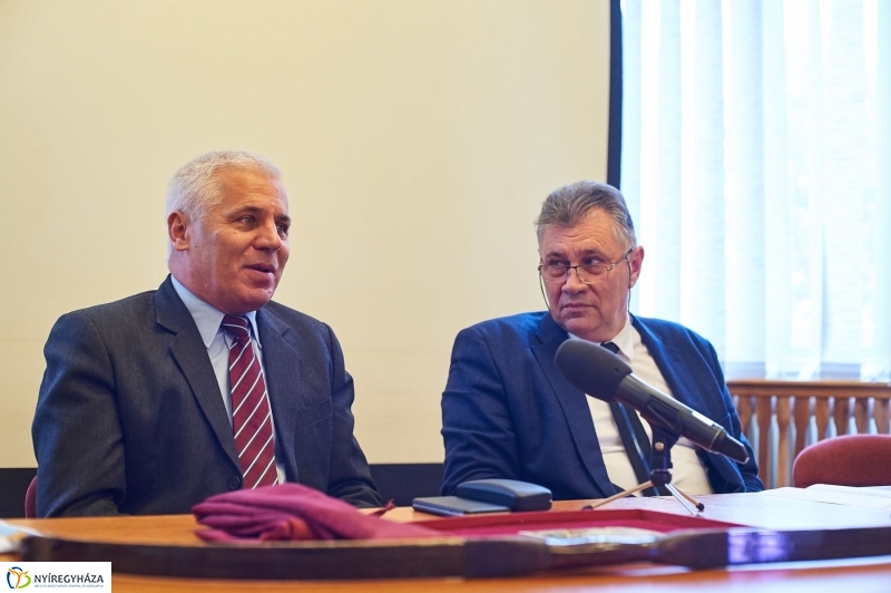 Báli adomány a kórháznak - fotó Szarka Lajos