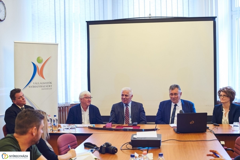 Báli adomány a kórháznak - fotó Szarka Lajos