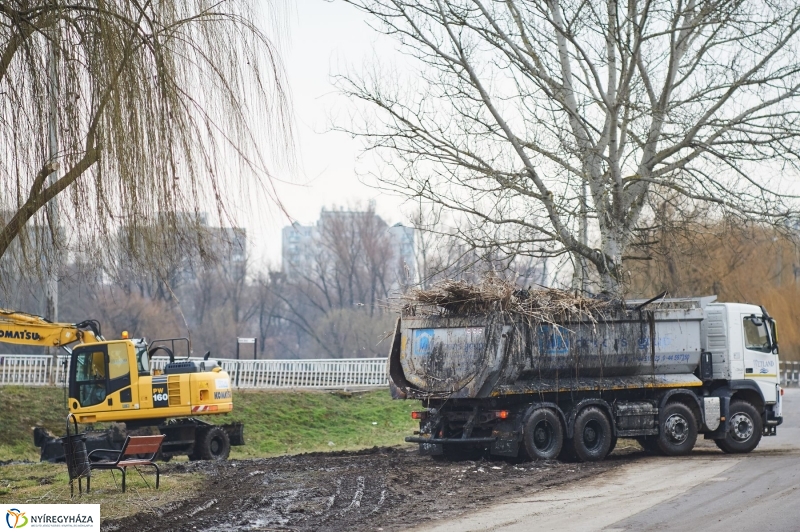 Kotrás a Bujtos tavon - fotó Szarka Lajos