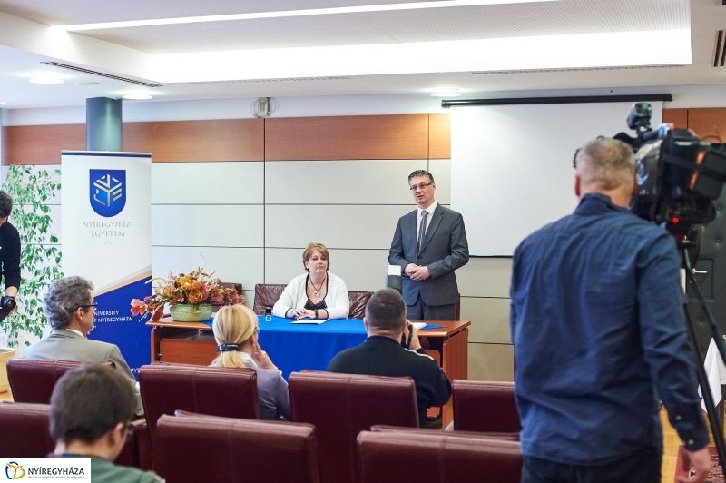 Együttműködési megállapodás az egyetemen - fotó Szarka Lajos