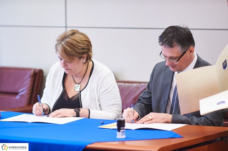 Együttműködési megállapodás az egyetemen - fotó Szarka Lajos