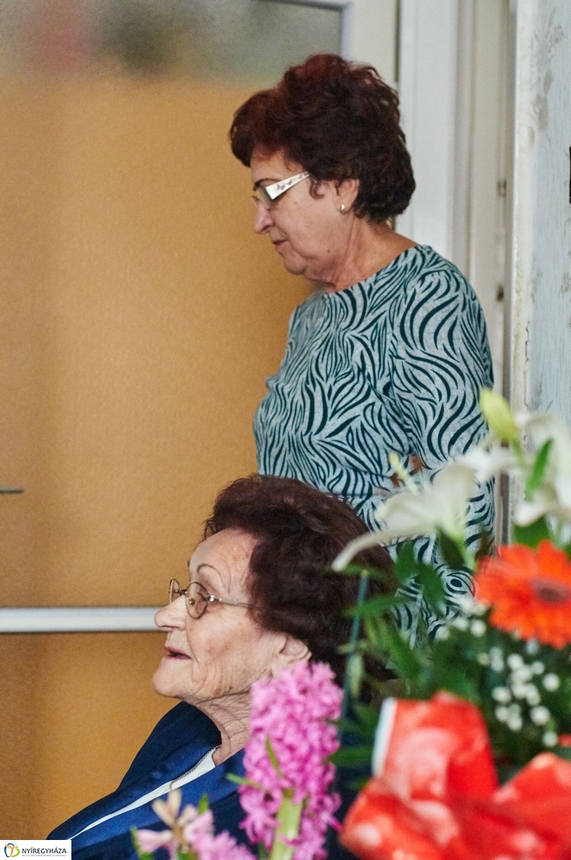 Szépkorú köszöntése Bordás Lászlóné - fotó Szarka Lajos