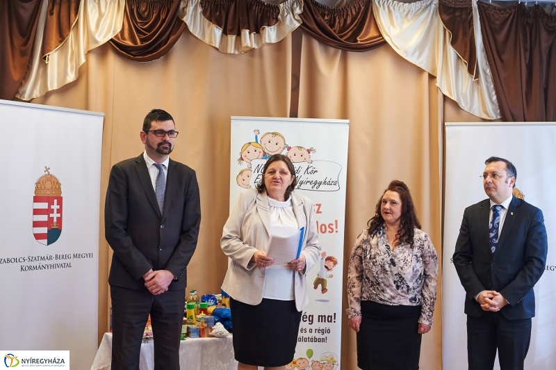 Jótékonysági adomány a Kormányhivataltól - fotó Szarka Lajos