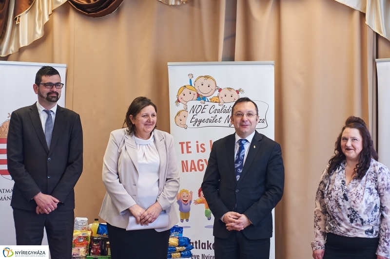 Jótékonysági adomány a Kormányhivataltól - fotó Szarka Lajos