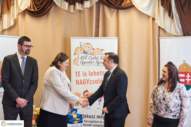 Jótékonysági adomány a Kormányhivataltól - fotó Szarka Lajos