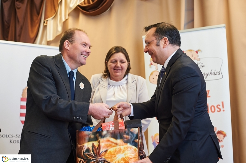 Jótékonysági adomány a Kormányhivataltól - fotó Szarka Lajos