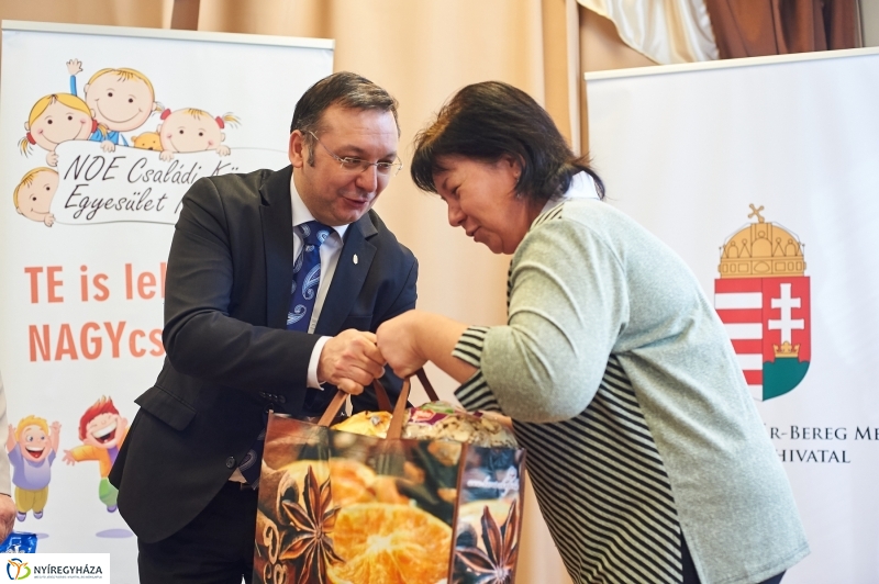 Jótékonysági adomány a Kormányhivataltól - fotó Szarka Lajos