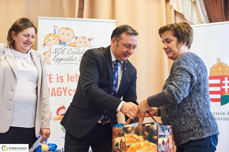 Jótékonysági adomány a Kormányhivataltól - fotó Szarka Lajos