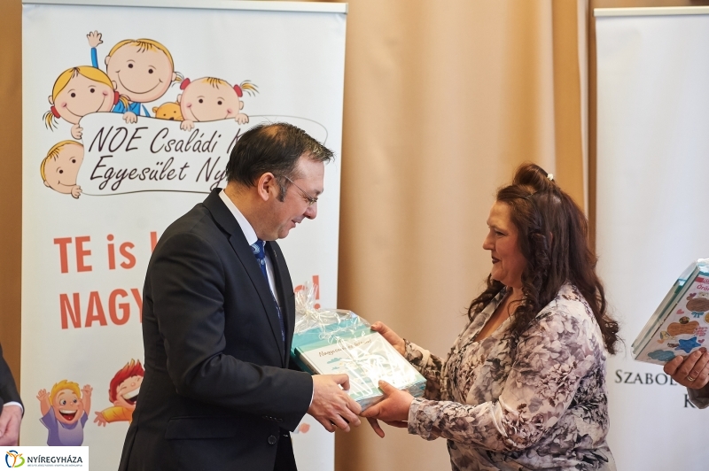 Jótékonysági adomány a Kormányhivataltól - fotó Szarka Lajos