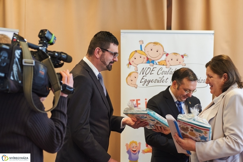 Jótékonysági adomány a Kormányhivataltól - fotó Szarka Lajos