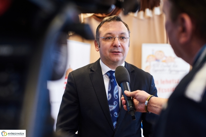 Jótékonysági adomány a Kormányhivataltól - fotó Szarka Lajos