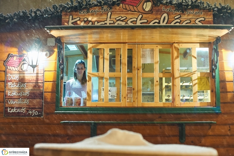 Esti belváros hóesésben - Szarka Lajos